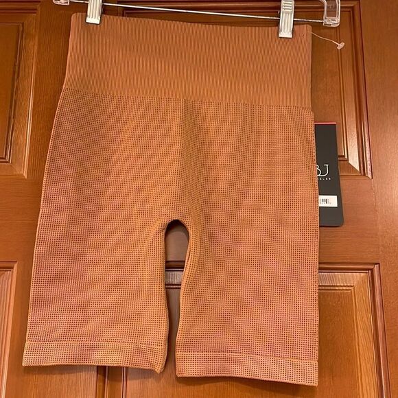 𝅺NWT Beyond Active shorts in the color rosebud. - Picture 2 of 9